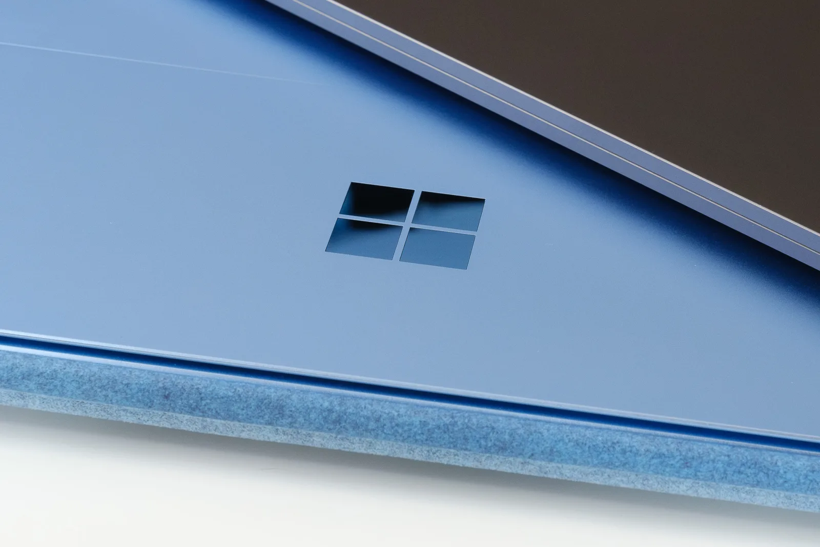 Microsoft 預告 Surface 新硬件：AI PC 戰場可能要轉入開發者