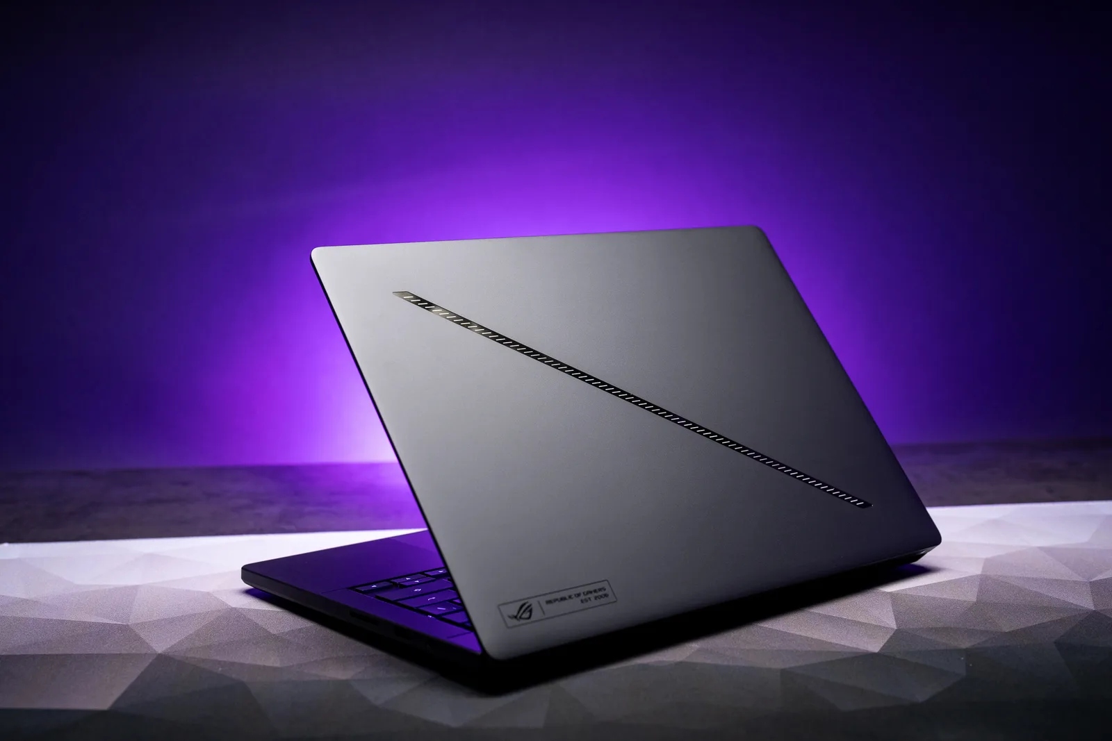 ROG Zephyrus G14 2026 近三萬港元：一部機返工剪片打機值唔值？
