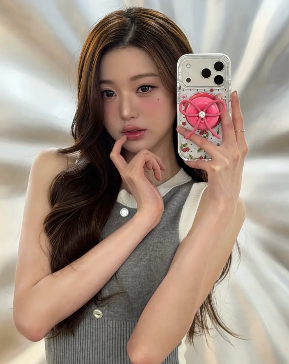 這幾個韓星IDOL都愛的手機殼品牌，讓你的OOTD時尚度瞬間升級！