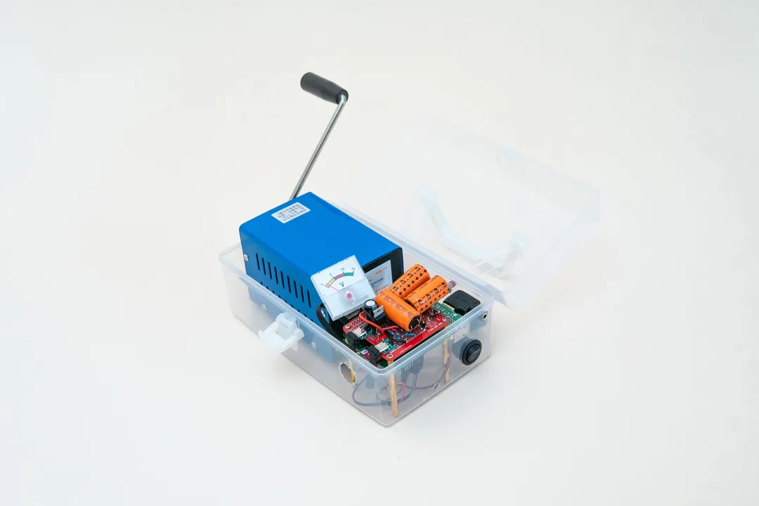 透明外殼 CrankGPT 原型，展示 Raspberry Pi 同內部硬件布局