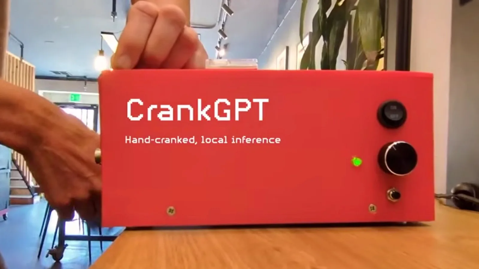 手搖供電 AI chatbot CrankGPT:私隱好睇,實用性要冷靜