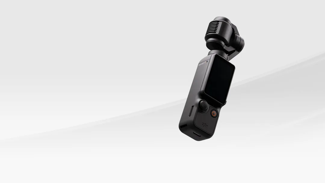 DJI Osmo Pocket 3 官方產品圖,手持雲台相機斜放喺淺色背景