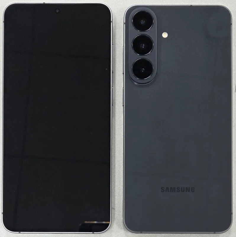 WPC 認證頁入面嘅 Galaxy S26 FE 背面圖,見到三鏡頭同凸起相機島