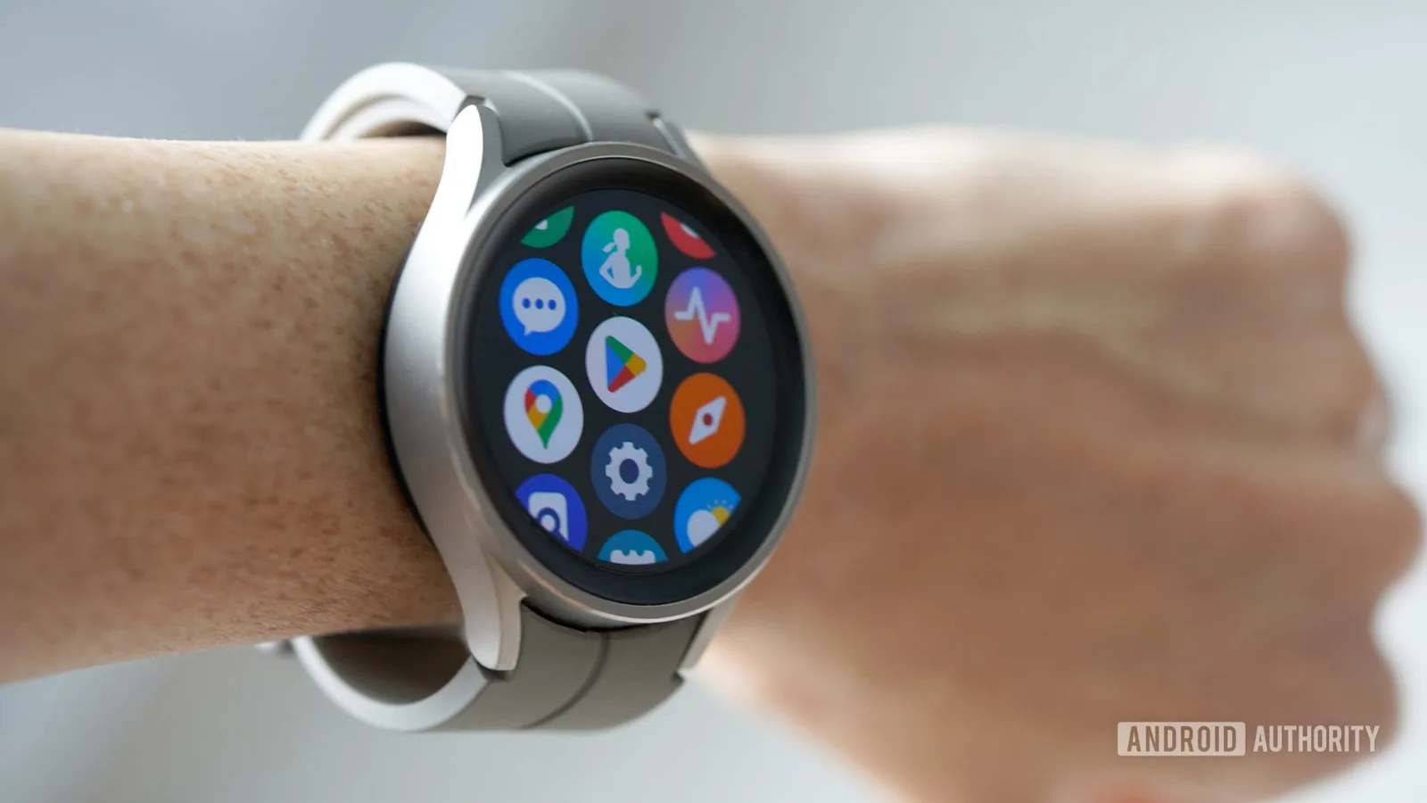 Galaxy Watch 開 app 彈返 drawer：Wear OS 6 呢個 bug 要點處理