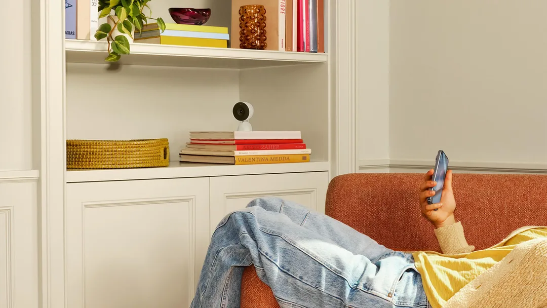 Google Home Premium 介紹圖,展示 Nest Cam 同 Google Home app 攝錄機介面