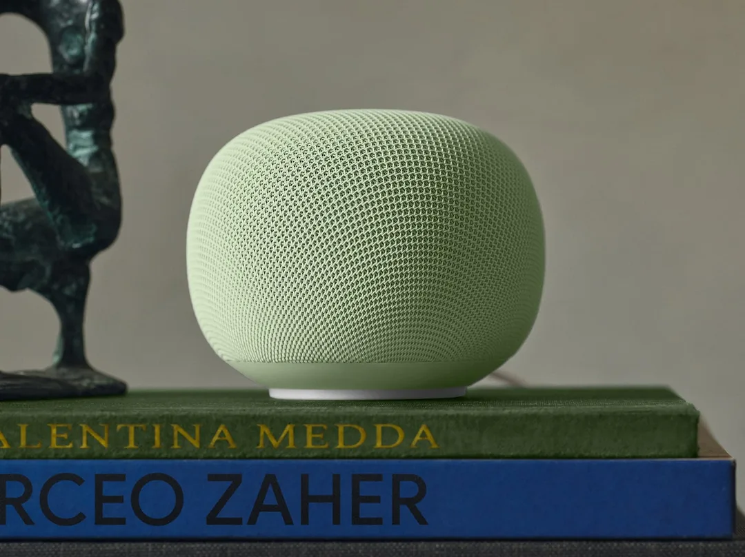 Jade 色 Google Home Speaker 放喺書上面
