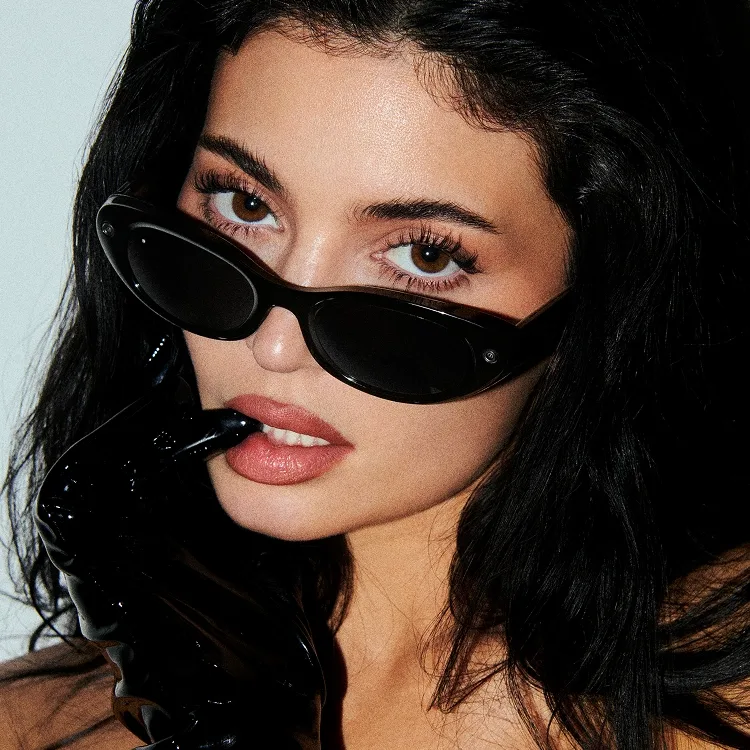 Kylie Jenner 戴住 Meta Starfire Kylie Edition 黑色幼身橢圓眼鏡