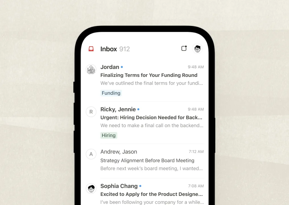 Notion Mail iOS 版 inbox 截圖,電郵自動加上 Funding、Hiring 標籤