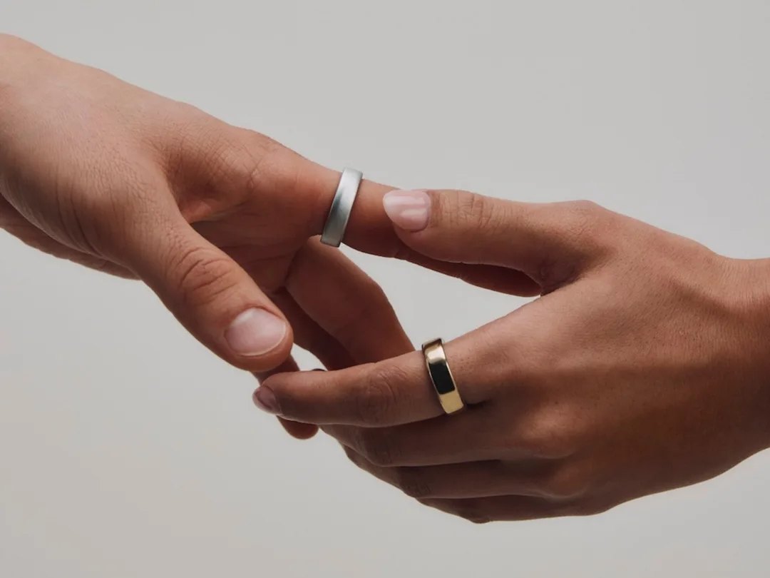 兩隻手戴住不同顏色 Oura Ring 5