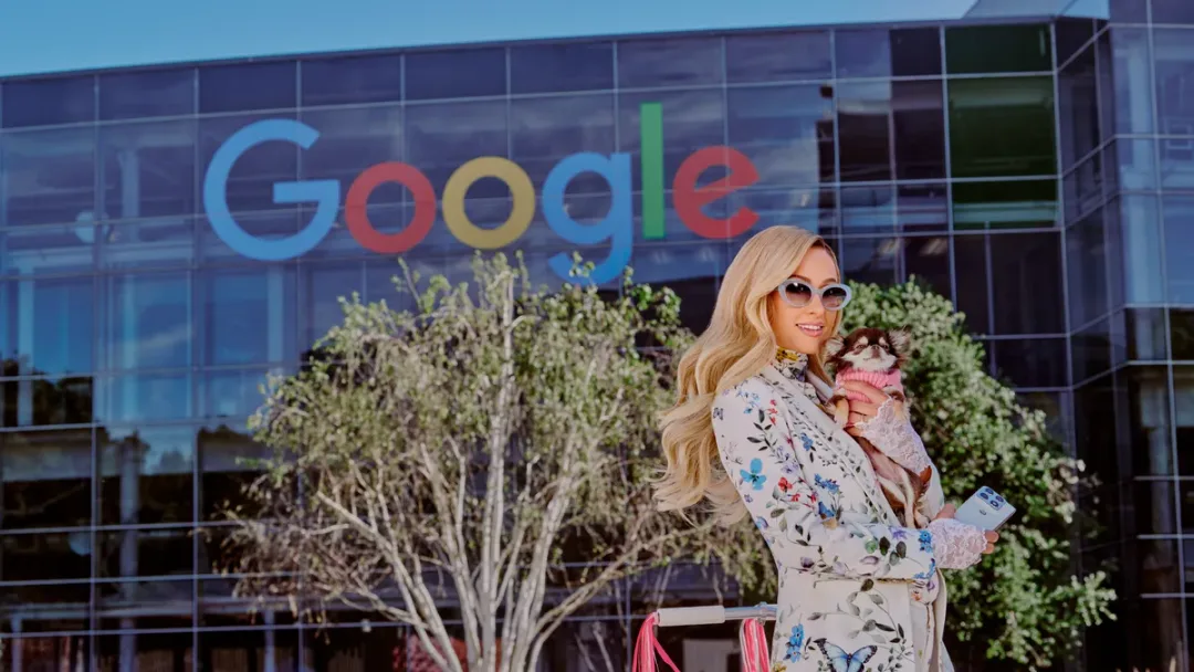 Paris Hilton 喺 Google 大樓前抱住狗,係 Google 官方 Android icon in residence 配圖