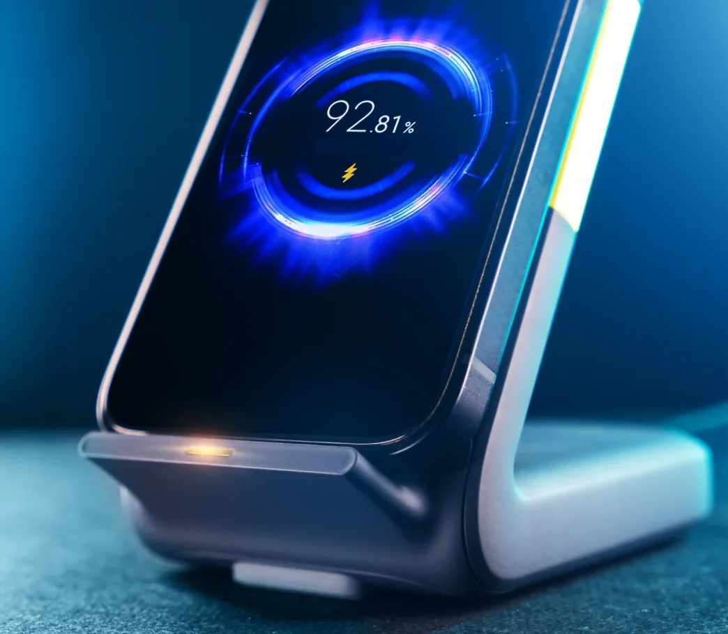 手機擺喺無線充電座上,畫面顯示充電進度