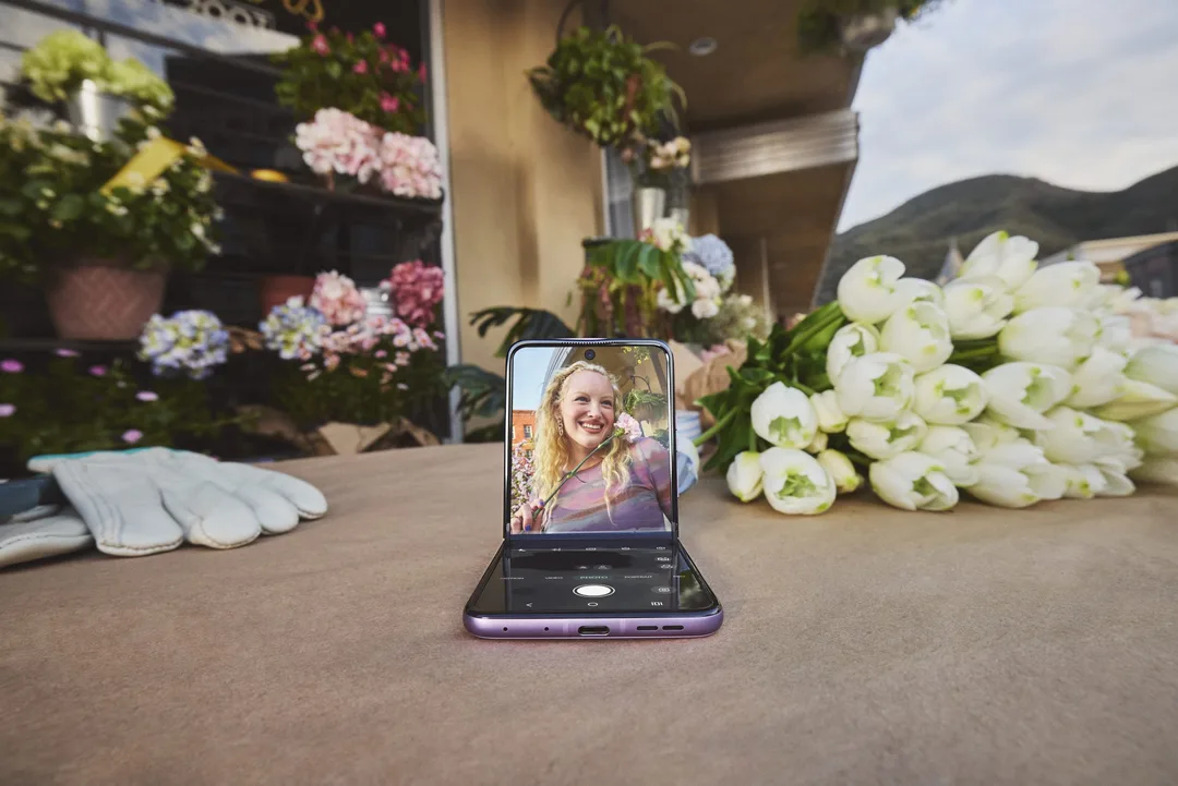 Motorola Razr Ultra 半摺放喺桌上,外屏顯示自拍預覽