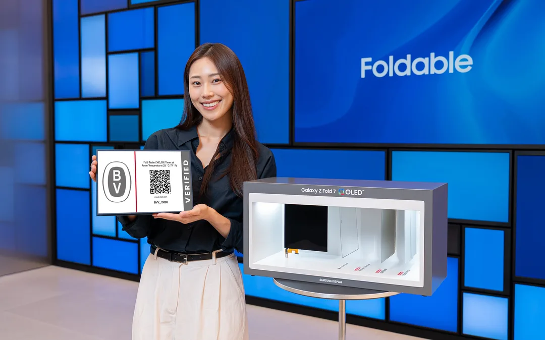 Samsung Display 展示通過 50 萬次開合測試嘅摺屏面板