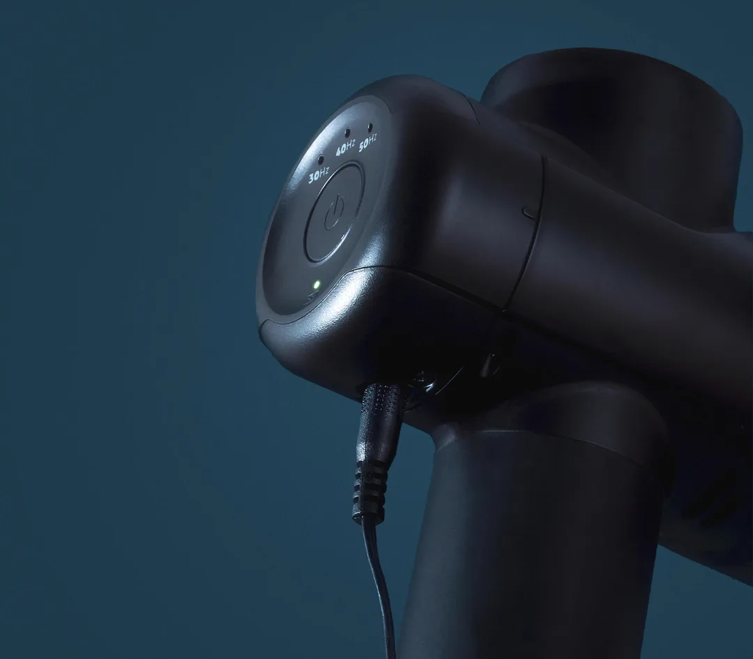 Decathlon 筋膜槍近鏡,機身顯示 30Hz、40Hz、50Hz 速度標示