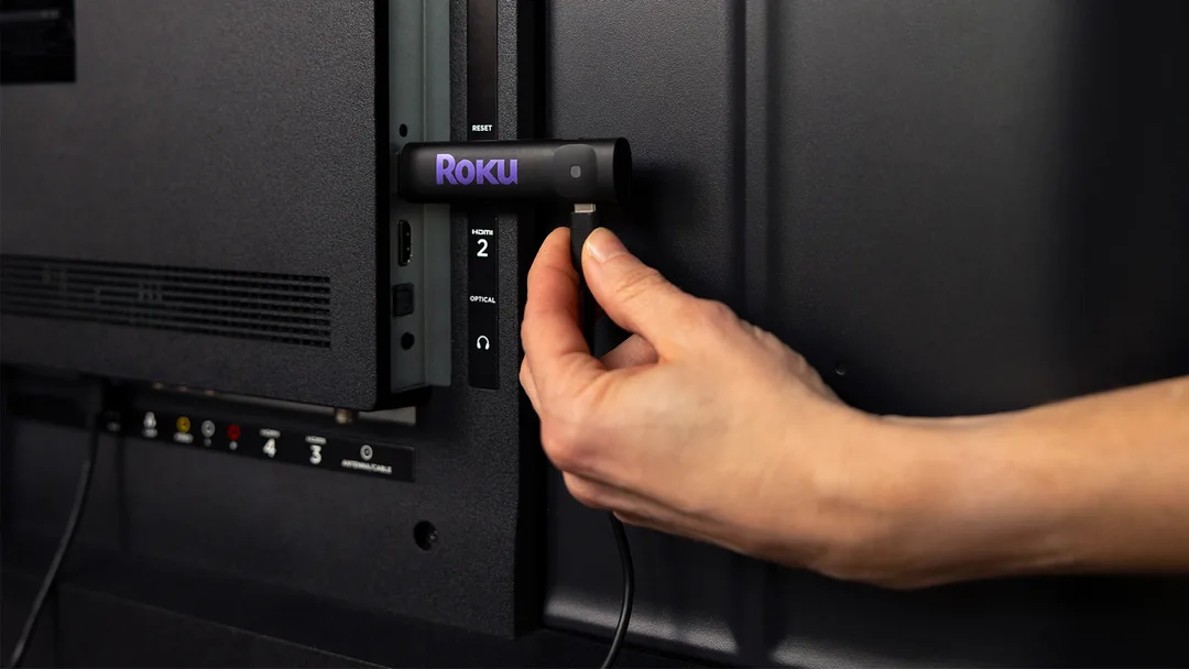Roku 串流棒插喺電視背後嘅官方情境相
