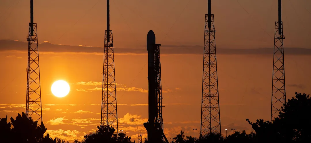 Falcon 9 喺 Cape Canaveral SLC-40 發射,SpaceX 用呢張做 Starfall Demo 任務頁主圖
