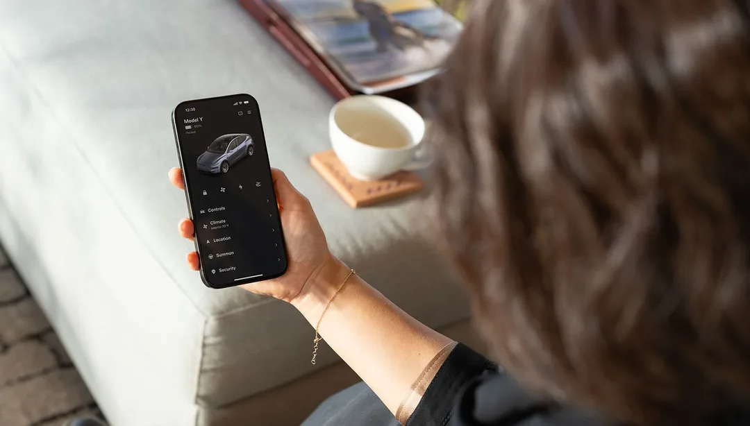 Tesla app 喺手機上控制車輛嘅官方示意圖