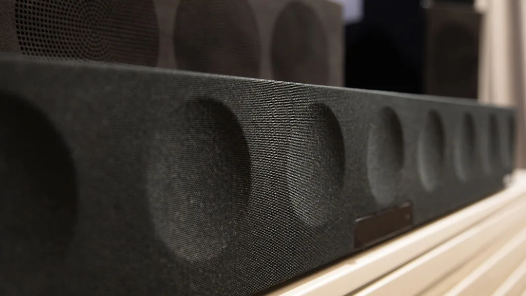 客廳電視前擺住支援 Dolby Atmos 嘅 soundbar,用嚟示範家庭影院擺位