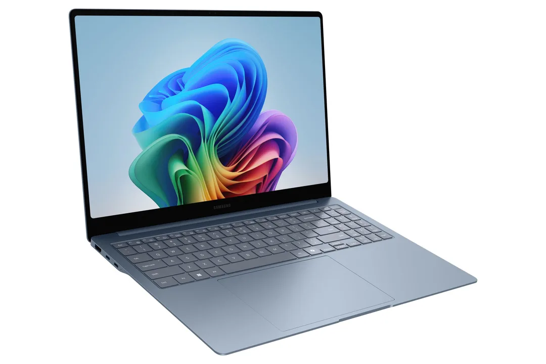 Galaxy Book6 Edge 官方俯視產品圖，見到鍵盤、觸控板同薄身設計。