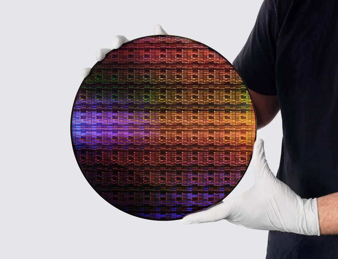 IBM sub-1nm node 晶圓相，晶圓放喺實驗室枱面上