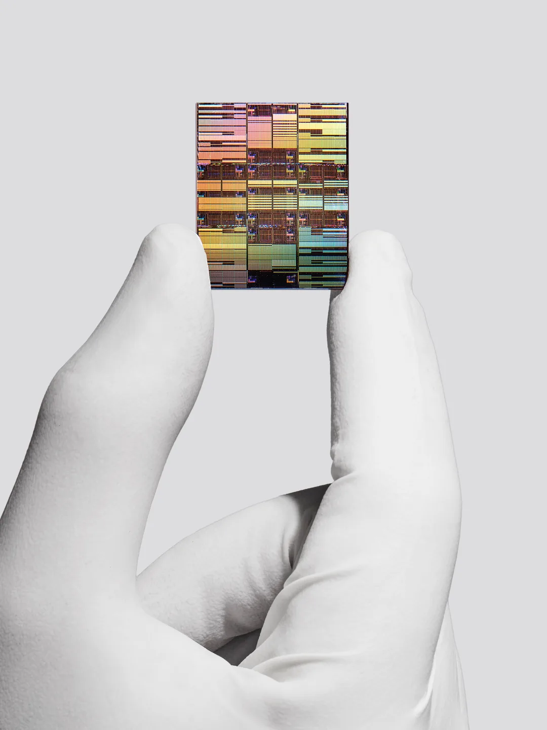 IBM sub-1nm node chip 特寫，細小晶片放喺手指上