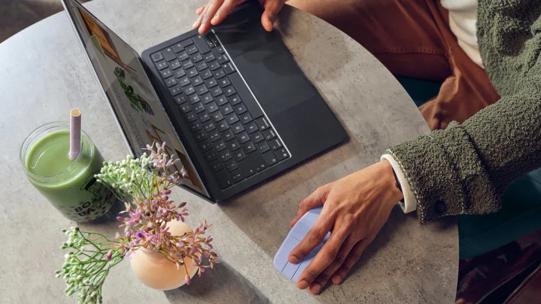 有人喺咖啡店用丁香紫 Mobi Fold 配 laptop 工作
