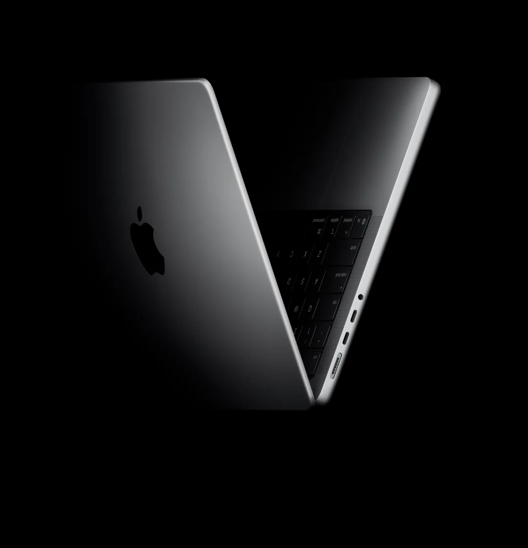 現款 MacBook Pro 半開機身,展示深色外殼同鍵盤