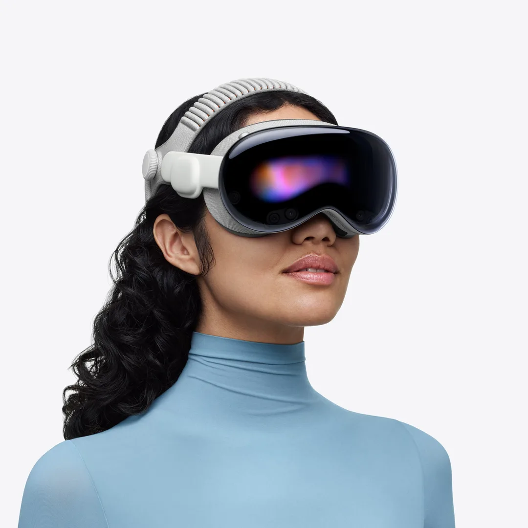 有人戴住 Apple Vision Pro,正面睇到雙圈編織頭帶同前方玻璃面罩