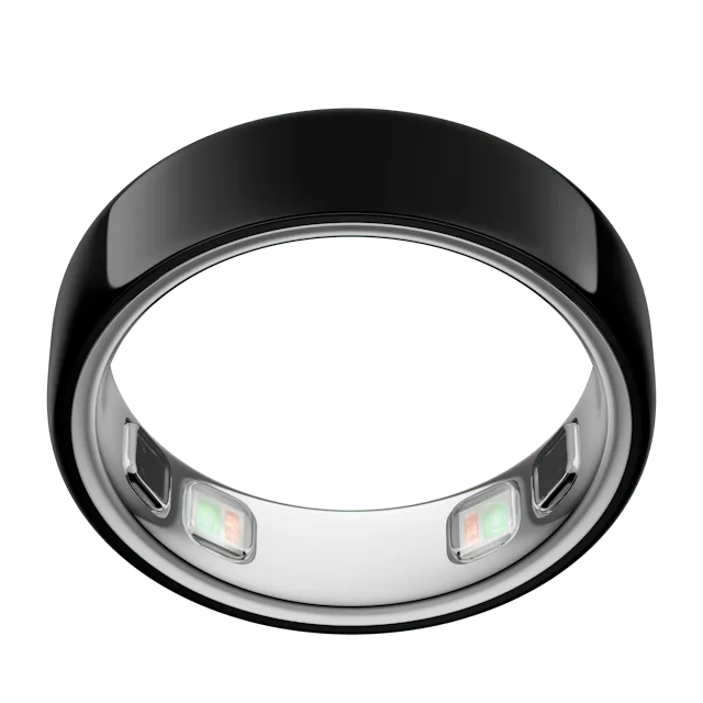 Oura Ring 5 黑色版本產品圖,顯示戒指外形同內側 sensor