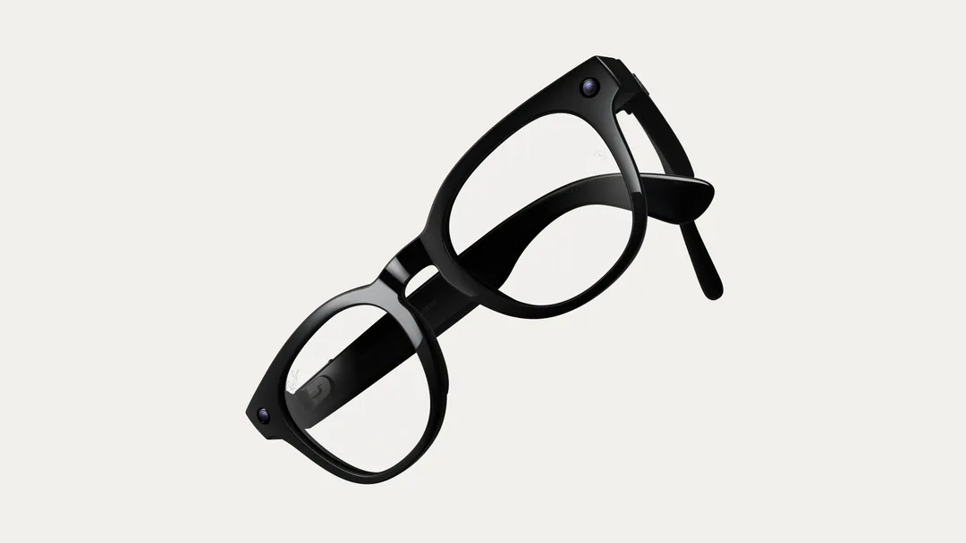 Ray-Ban Meta Optics 黑色圓框款產品圖,鏡框前方見到鏡頭