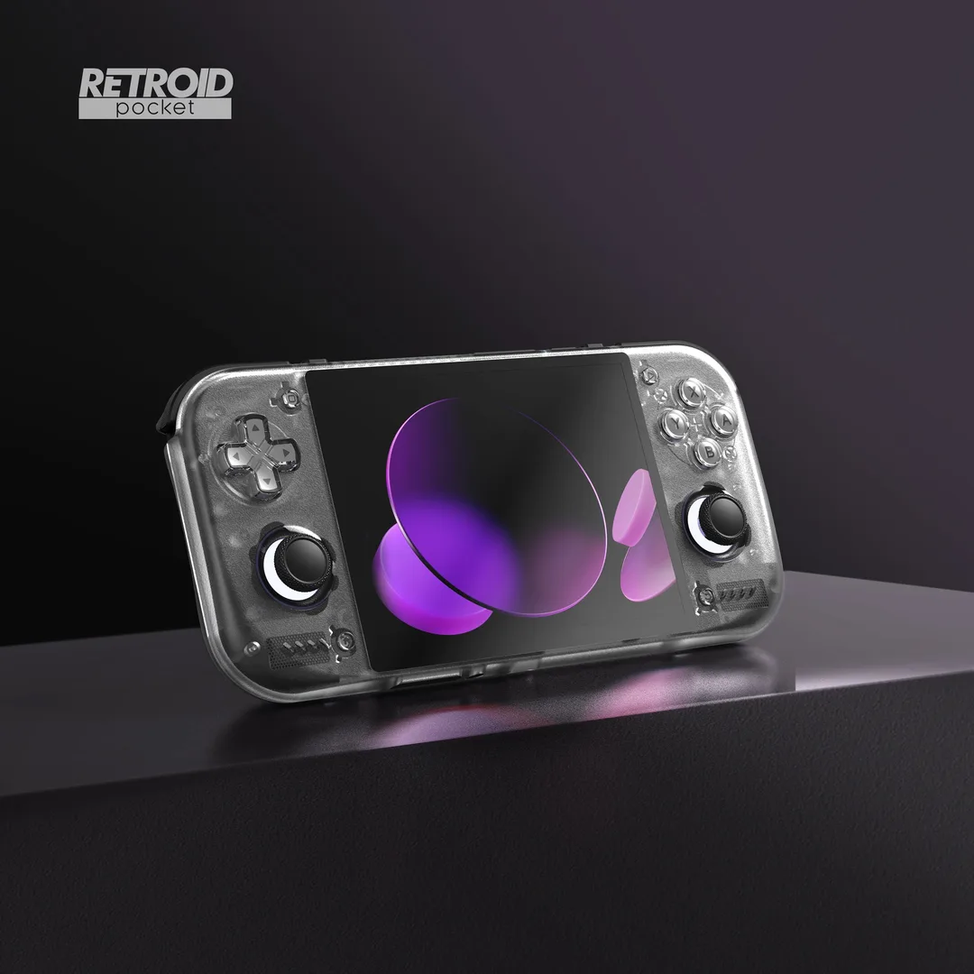 透明黑 Retroid Pocket Nova 正面斜放，睇到 4:3 屏幕同雙搖桿布局