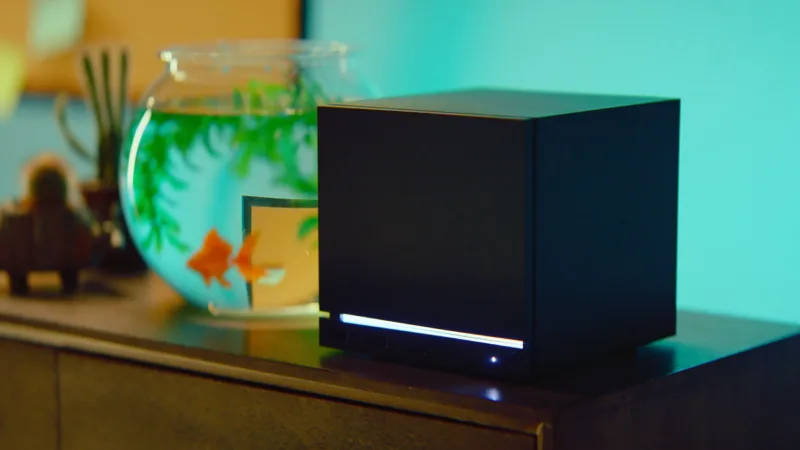 Steam Machine 擺喺客廳櫃上,機身前方有白色燈條