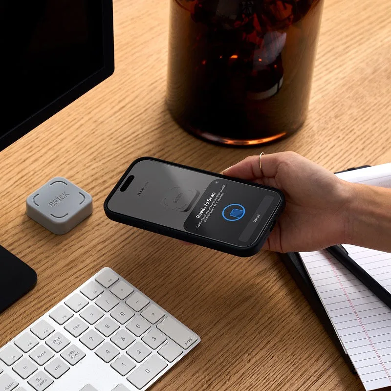 書枱上用手機拍近 Brick,示範用 NFC 開啟封鎖模式