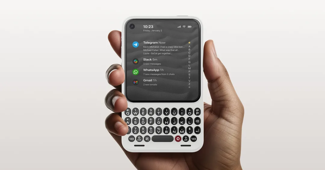 Clicks Communicator 官方產品圖,見到細屏幕同實體鍵盤機身