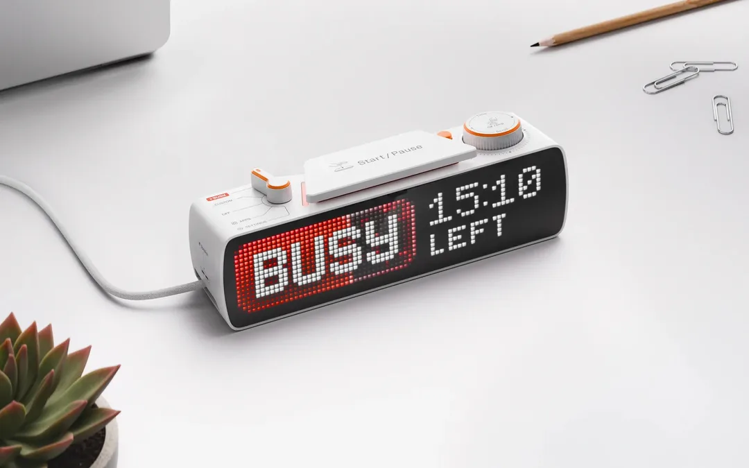 BUSY Bar 產品圖,白色機身同橙色按鍵,正面係 pixel LED 狀態顯示