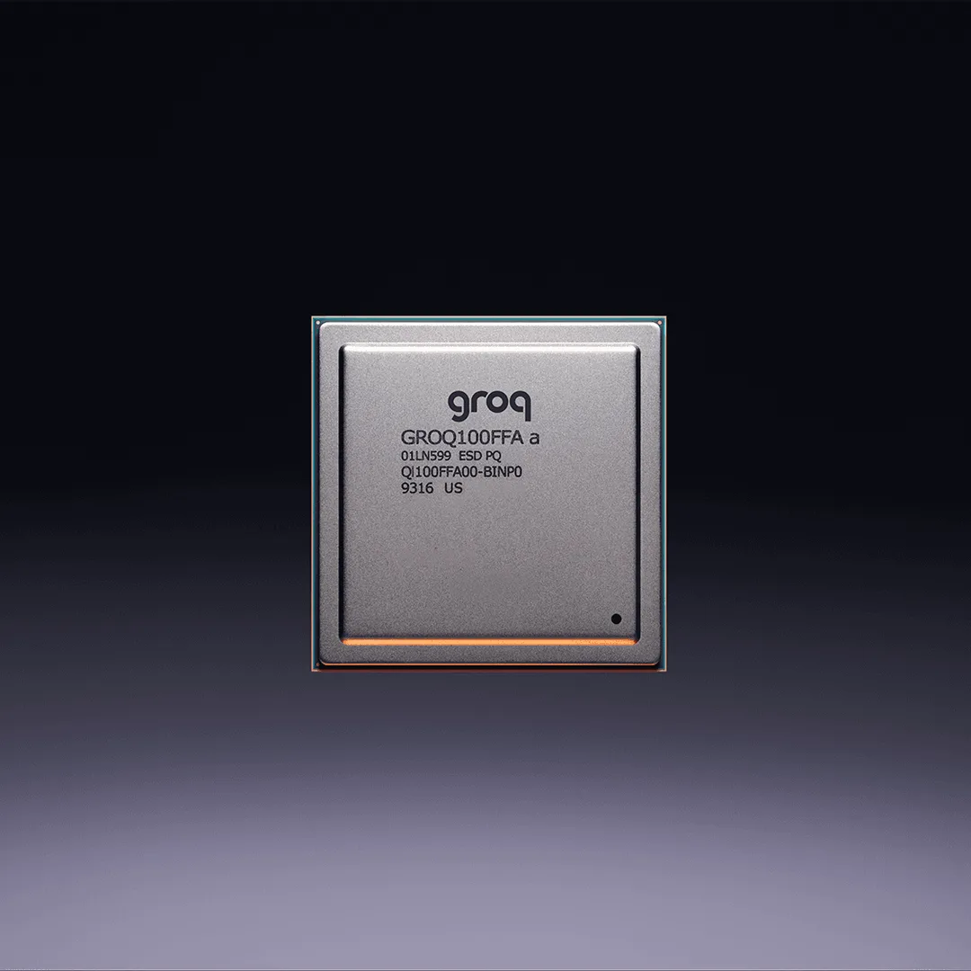 Groq LPU 晶片官方產品圖,灰色晶片上面有 groq 標記