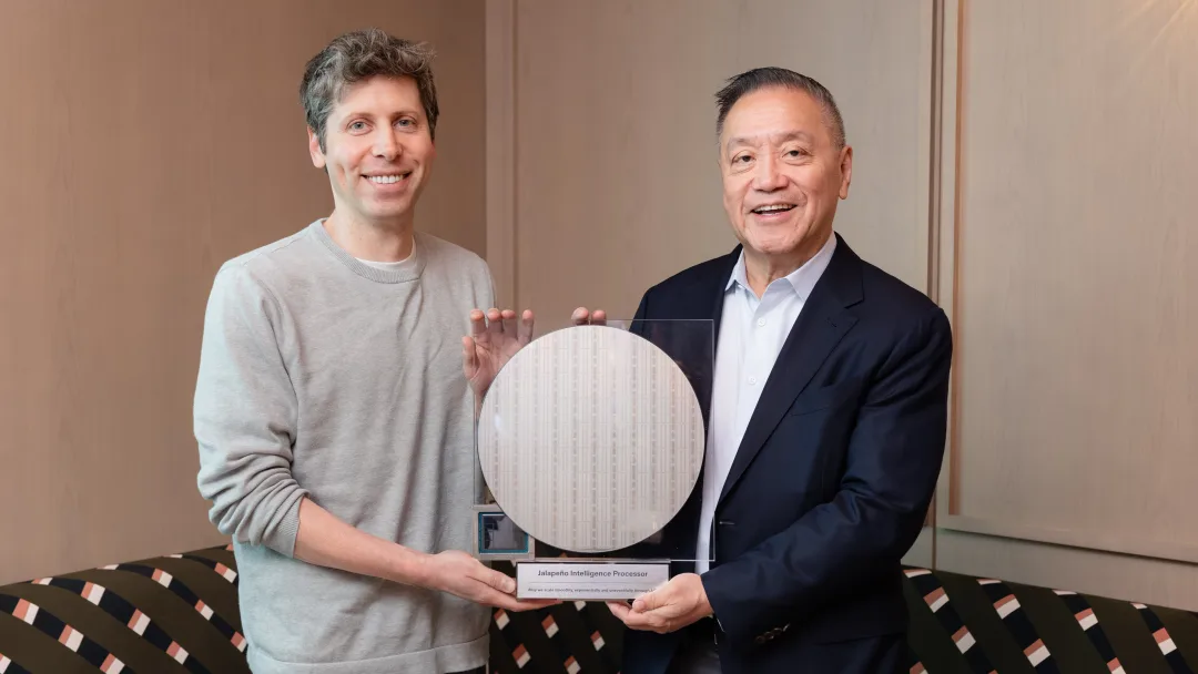 Sam Altman 同 Broadcom Hock Tan 拎住 Jalapeño 晶片展示牌