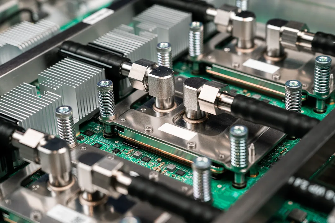 Google Cloud Ironwood TPU 板同液冷接頭特寫