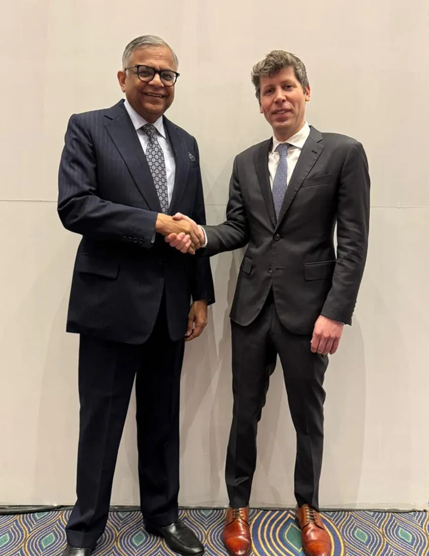 Tata Sons 主席 N Chandrasekaran 同 OpenAI CEO Sam Altman 握手,配合雙方印度 AI 合作公告