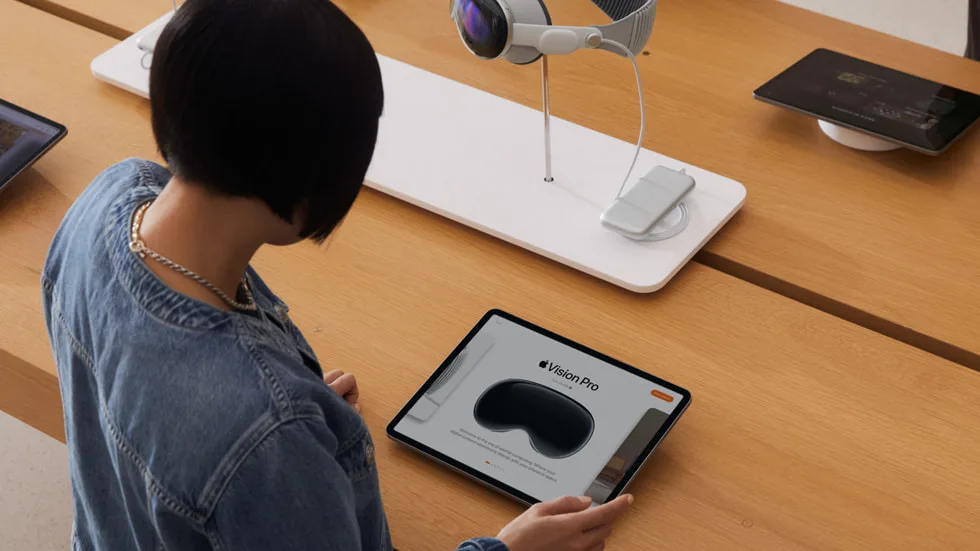 Apple Store 入面展示 Apple Vision Pro 同 iPad 購買介面