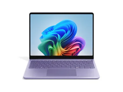 紫色 13 吋 Surface Laptop 正面開機圖，螢幕顯示 Windows 彩色桌布