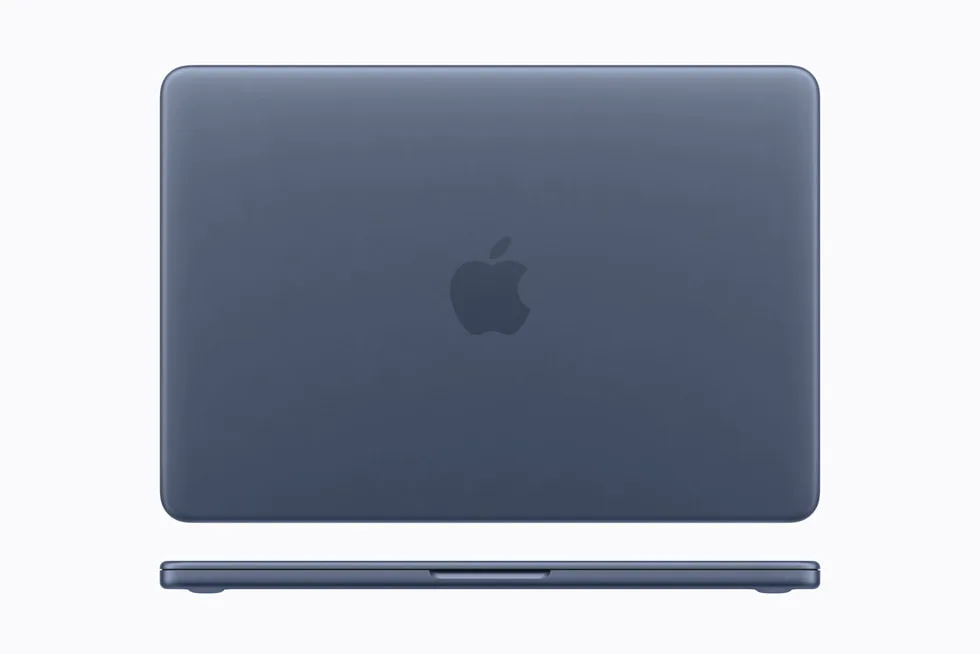 indigo 色 MacBook Neo 機背同側面官方產品圖