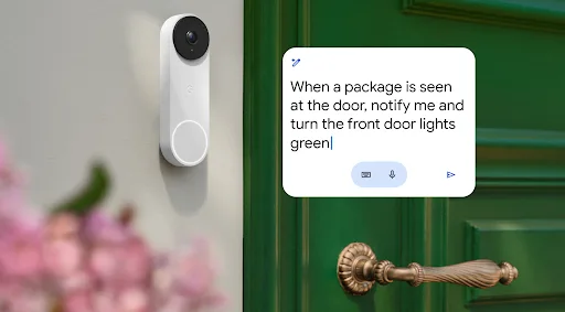 白色 Nest Doorbell 掛喺綠色大門旁，旁邊係 Google Home 自動化 prompt 示意