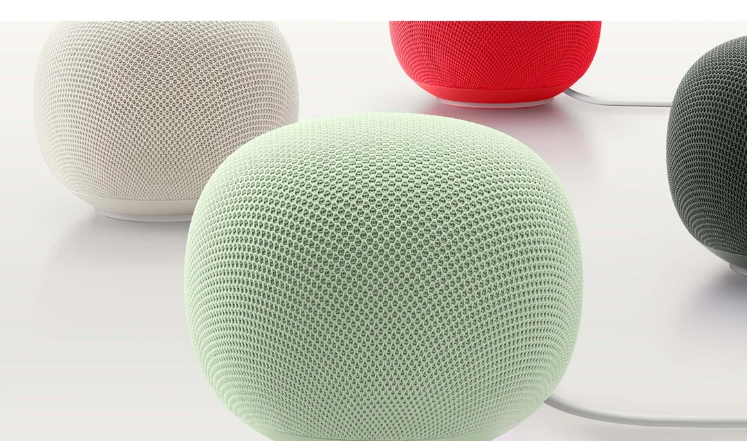 四隻顏色嘅 Google Home Speaker 排列一齊