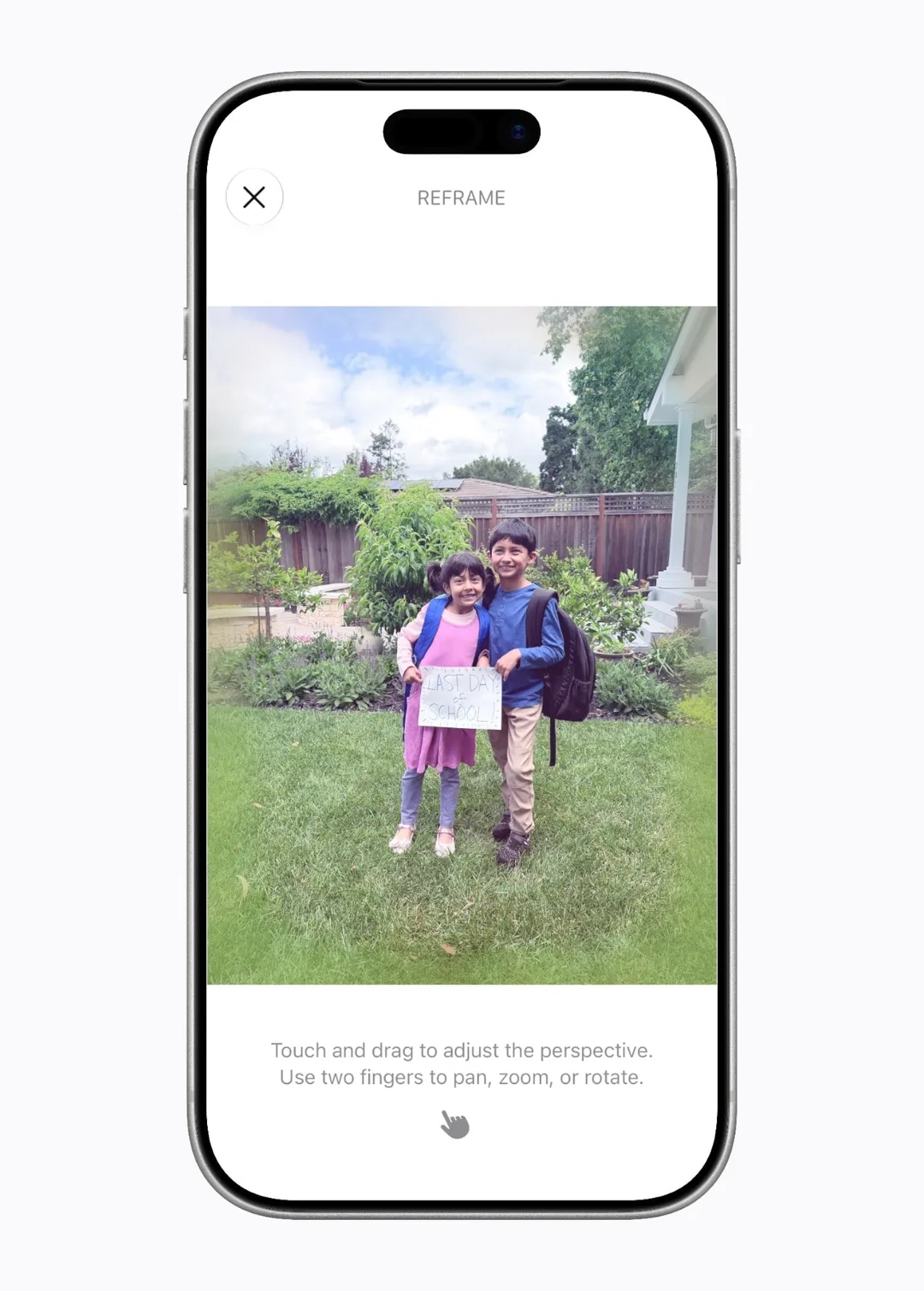 Apple Photos 入面 Spatial Reframing 示範畫面,展示拖動畫面改構圖