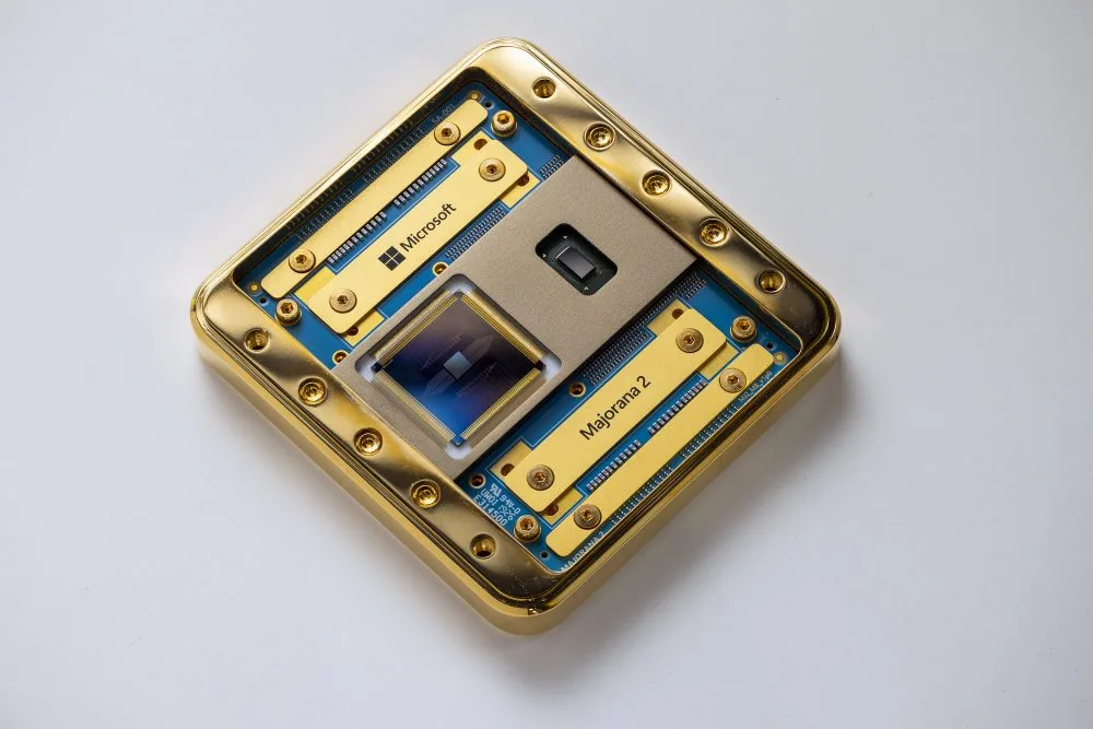 Microsoft Majorana 2 量子晶片放喺金色封裝入面,晶片上見到 Microsoft 同 Majorana 2 字樣