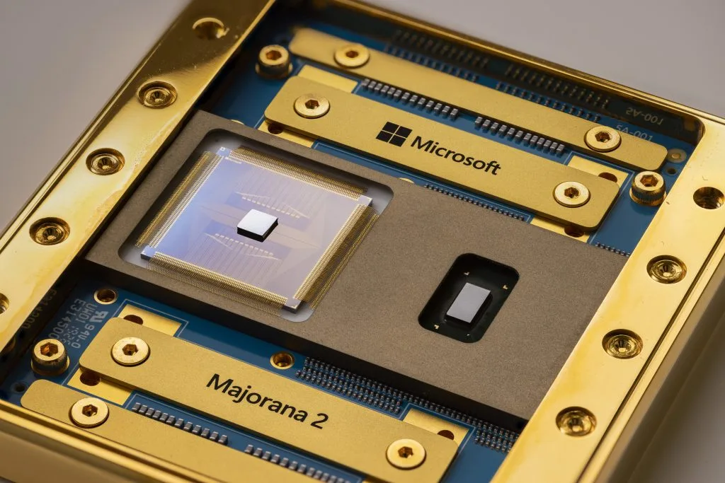 Majorana 2 量子 chip 近鏡，機身標住 Microsoft 同 Majorana 2