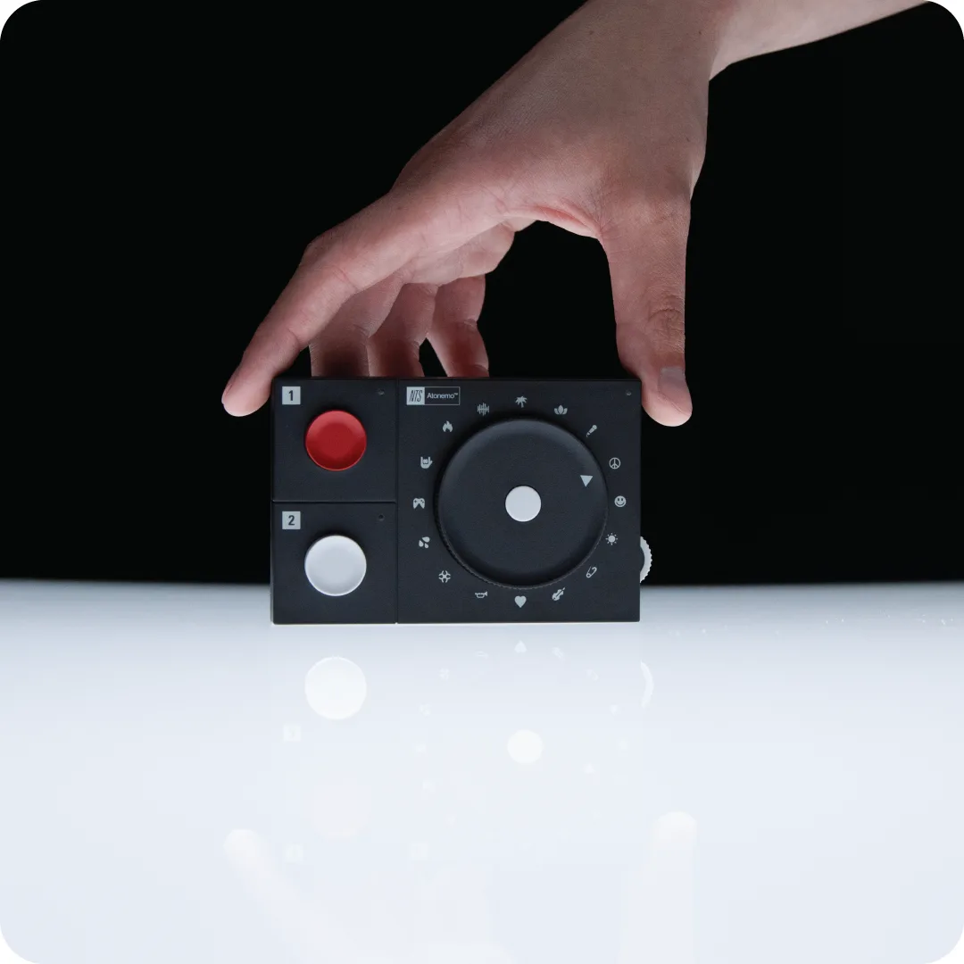 Atonemo NTS Radio Player 正面,見到兩粒 NTS 直播按鈕同中間旋鈕