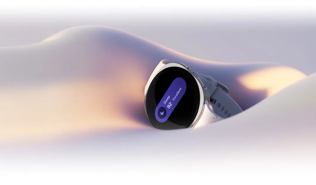 銀色 Galaxy Watch8 放喺淺色布面,屏幕顯示睡眠分數 92