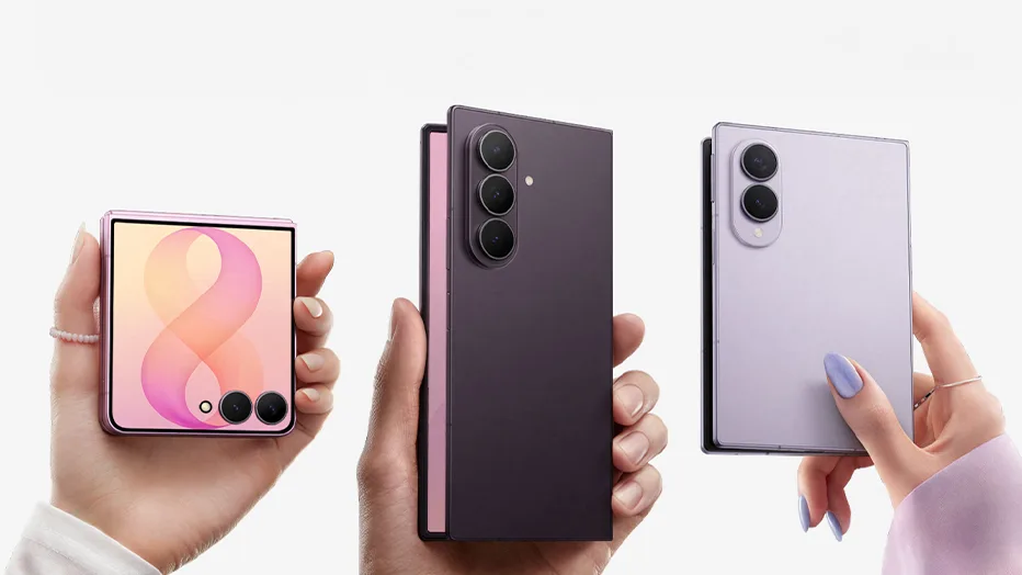Galaxy Z Fold8 Ultra、較矮闊嘅 Fold8 同 Galaxy Z Flip8 三款摺機並排展示